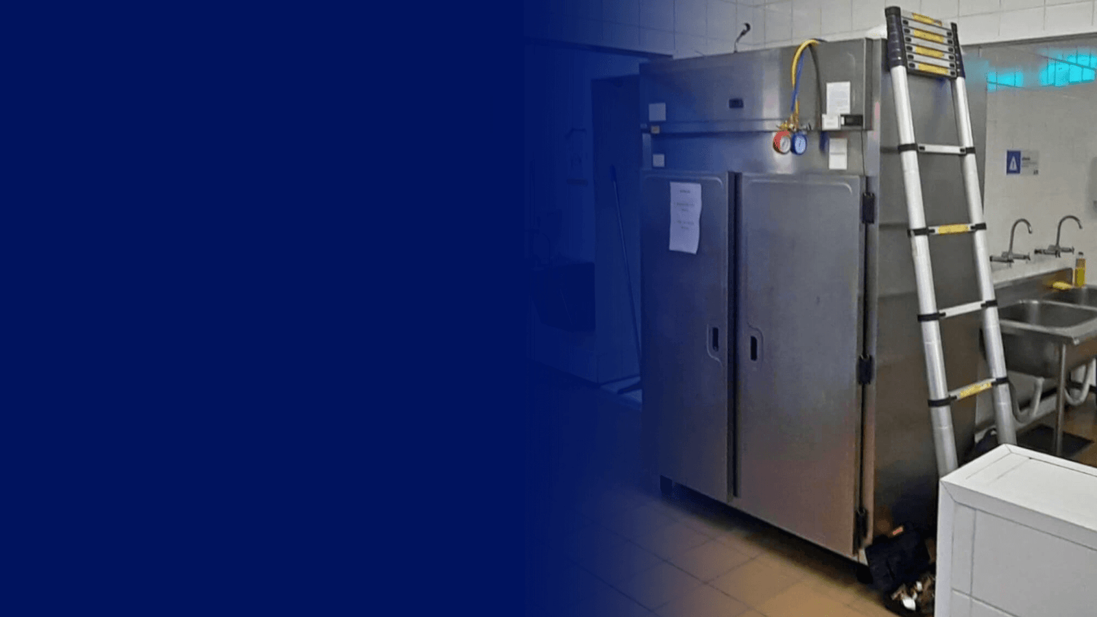 Ambiente de cozinha industrial com câmaras frias e equipamentos de inox, ilustrando o serviço especializado de conserto de câmara fria em Curitiba.