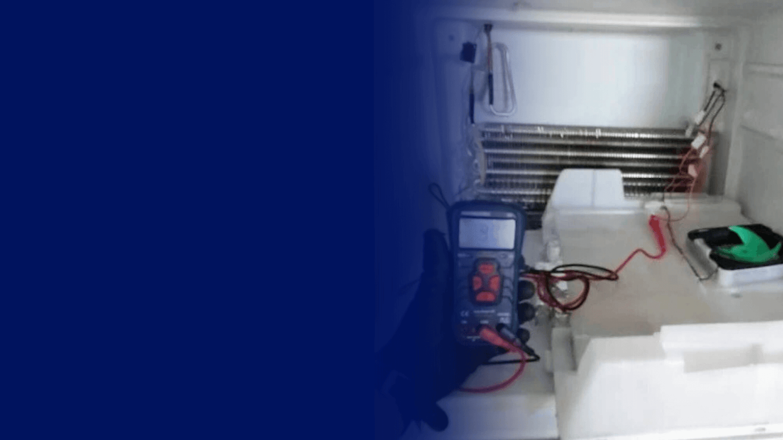 Diagnóstico técnico em componentes internos de freezer ilustrando o serviço de conserto de freezer em Curitiba com atendimento rápido.