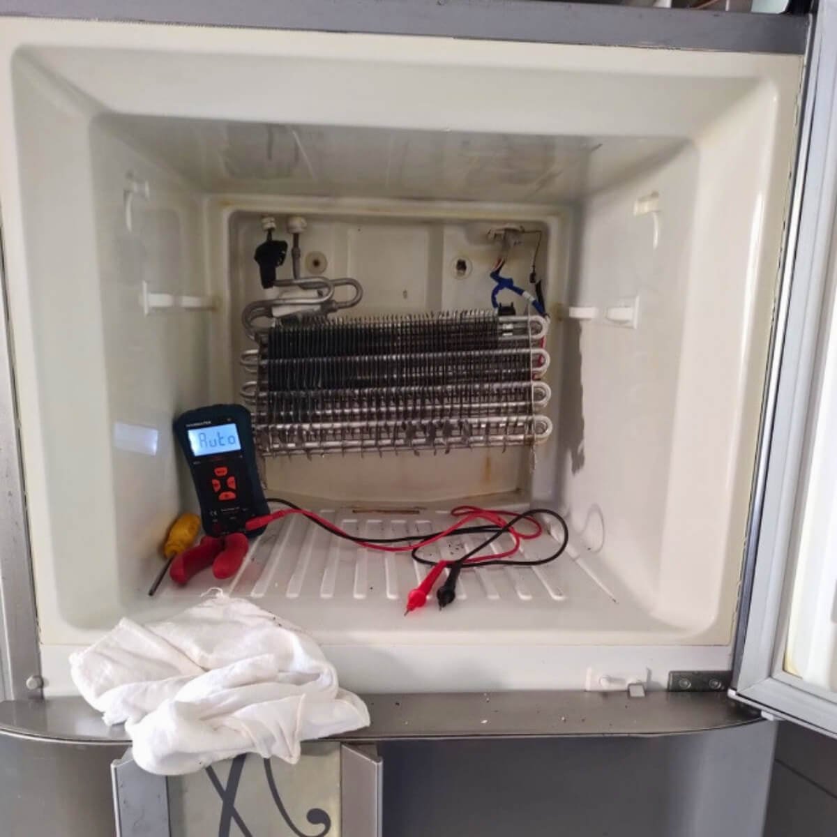 Diagnóstico técnico em evaporador de geladeira frost free em Curitiba com uso de multímetro pela Veralice Refrigeração.