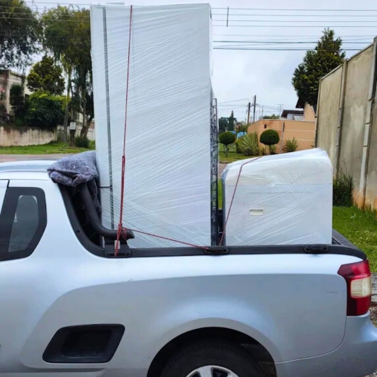 Logística de transporte de equipamento de refrigeração na caçamba da unidade móvel da Veralice Refrigeração.