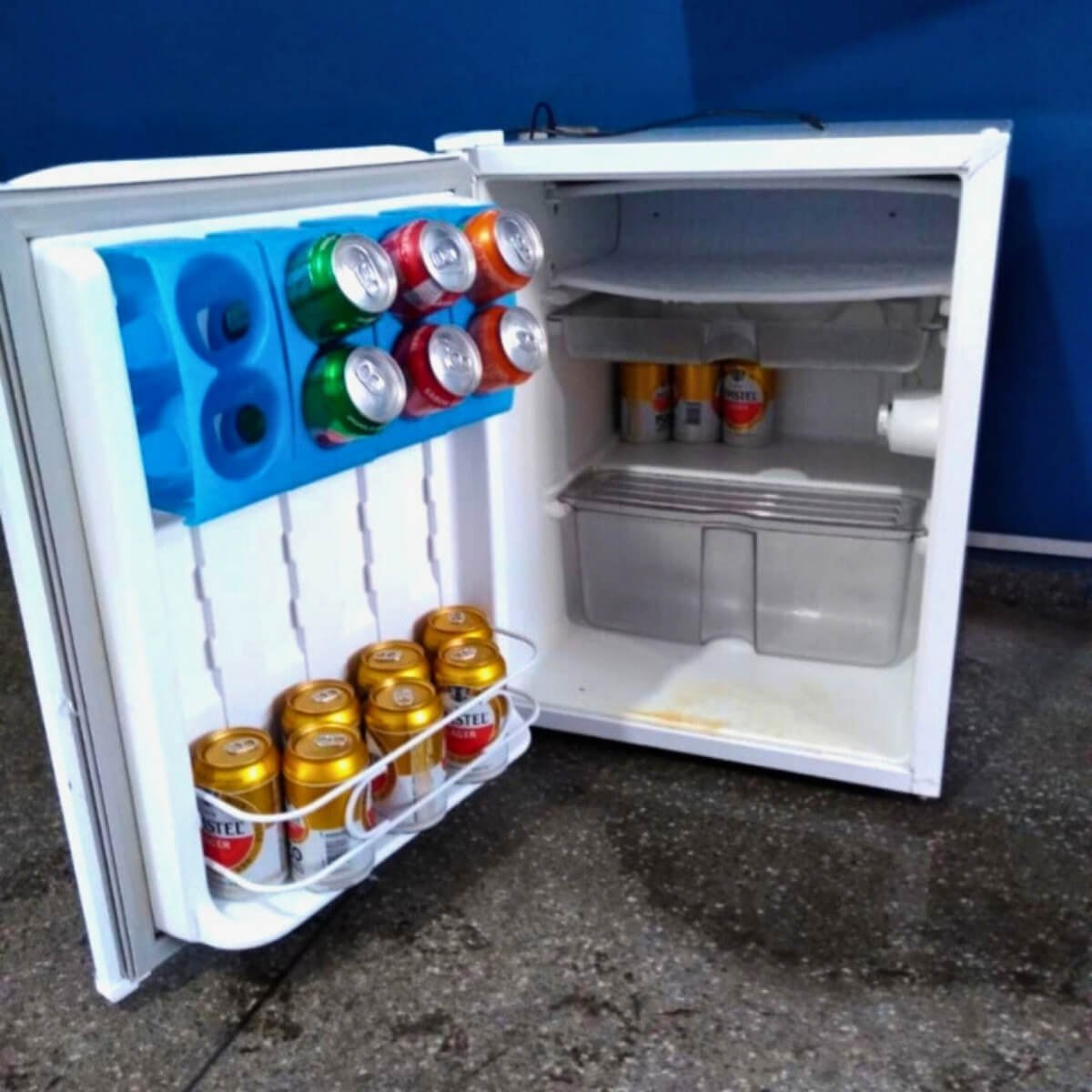 Frigobar doméstico branco aberto e abastecido com bebidas, ilustrando serviço de conserto de frigobar em Curitiba pela Veralice Refrigeração.