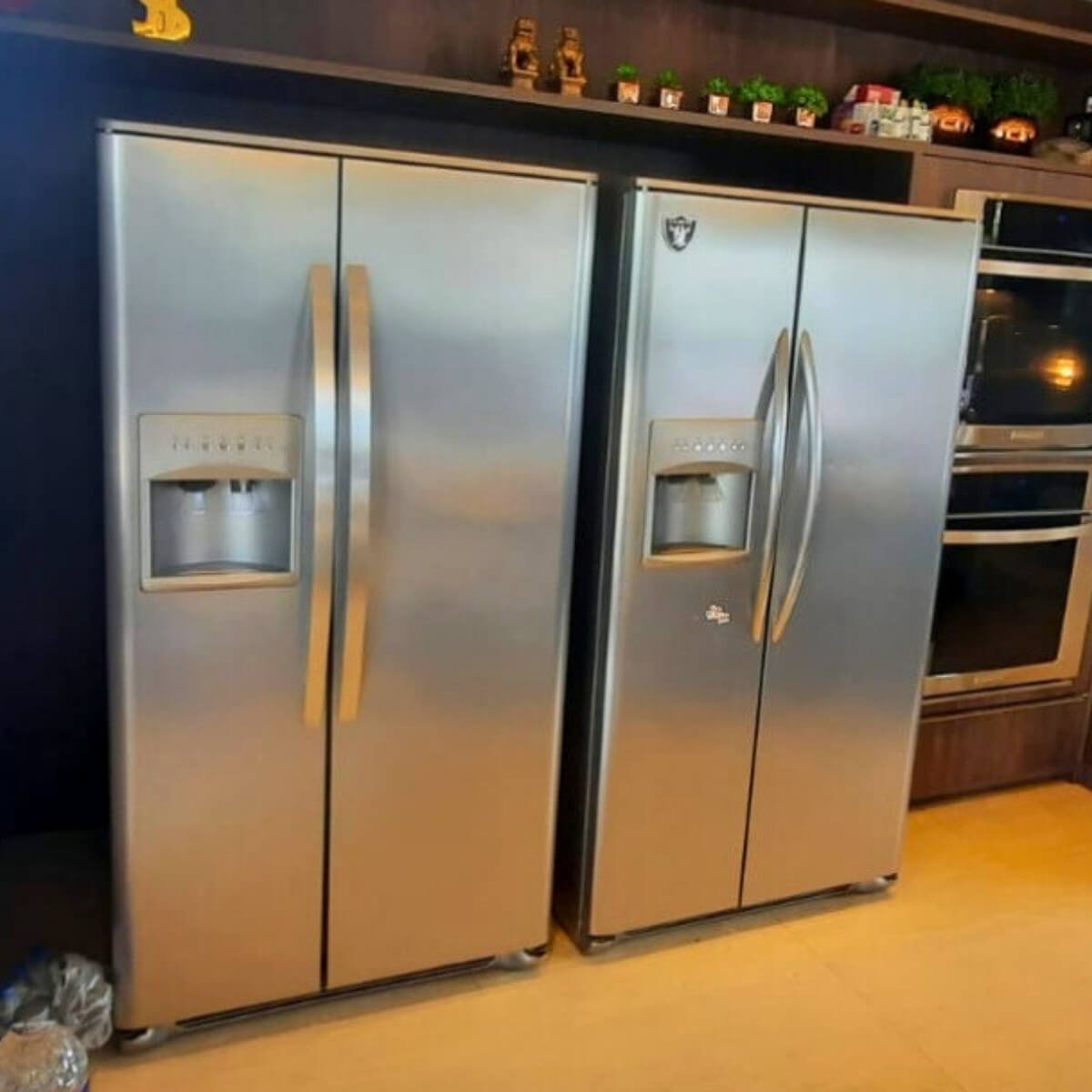 Par de geladeiras Side by Side em aço inox após manutenção preventiva realizada pela Veralice em residência de alto padrão.