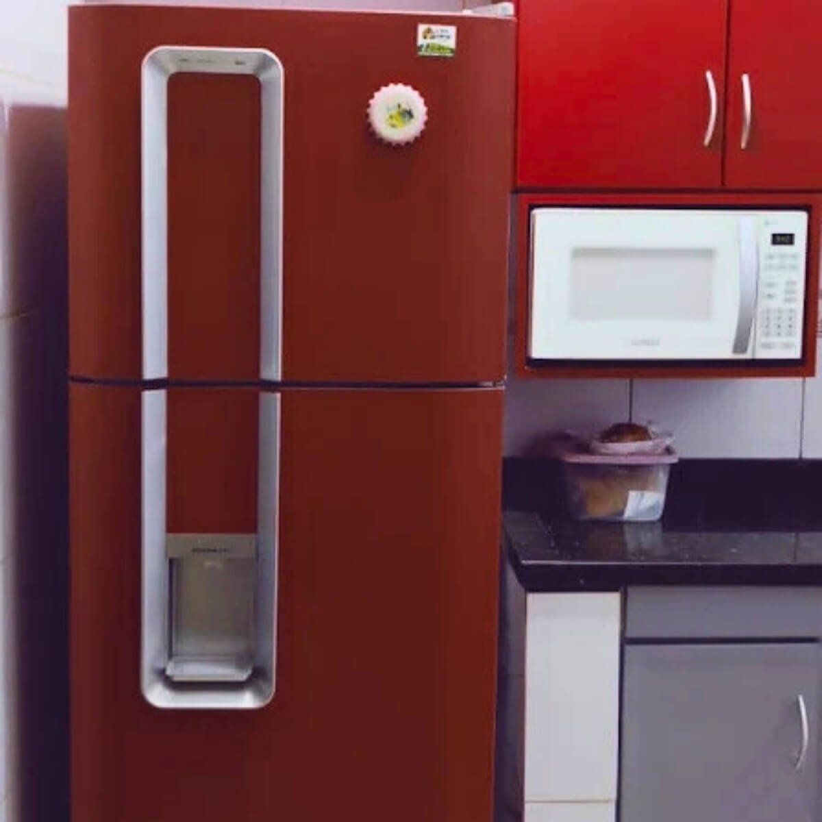 Geladeira duplex cor vinho em cozinha moderna atendida pela assistência técnica Veralice.