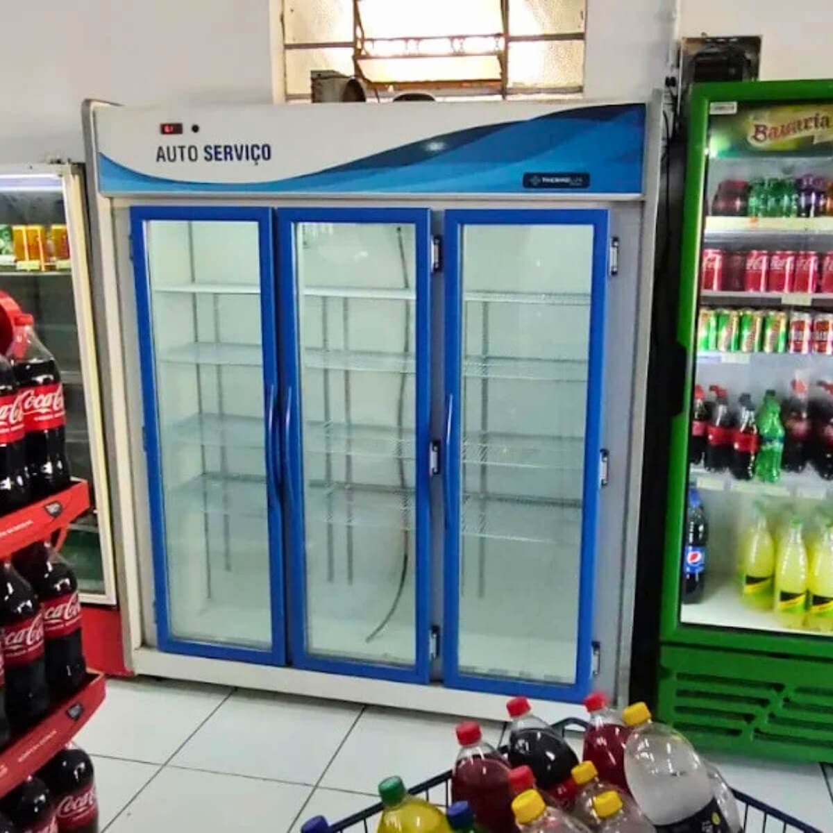 Geladeira expositora de bebidas tipo Visa Cooler com portas de vidro em comércio, manutenção técnica em Curitiba pela Veralice Refrigeração.